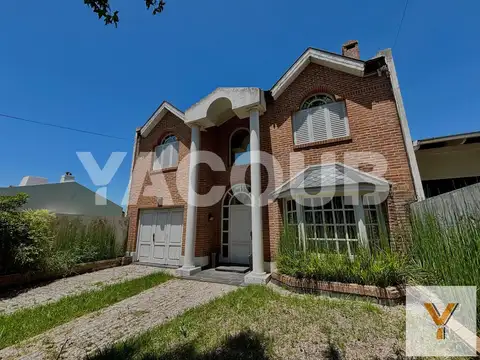 Casa en venta - 4 Dormitorios 4 Baños - Cocheras - Manuel B. Gonnet