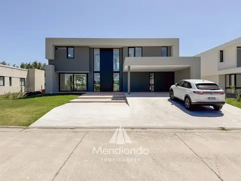 Casa en Venta con 2 cocheras