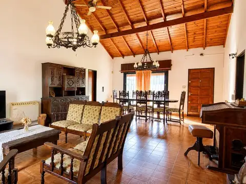 Venca casa 6 ambientes con pileta, quincho y gran parque