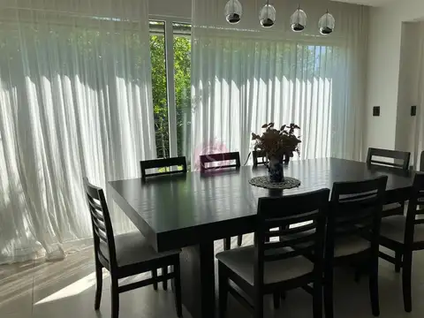 Casa 6 ambientes con 4 baños