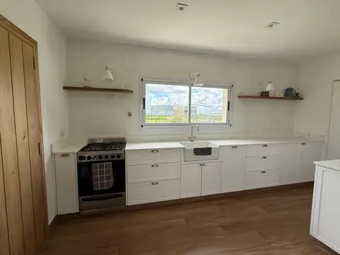 Casa 6 ambientes con 2 baños