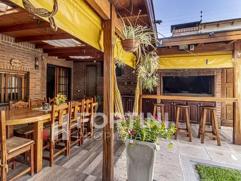Casa en Venta con 3 cocheras