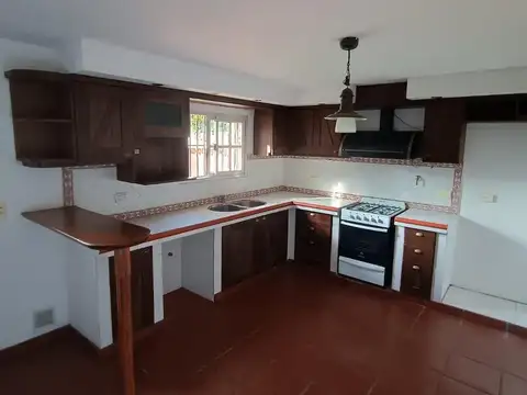 PH EN 2 PLANTAS AL FRENTE COCINA LIVING, 2 DORMITORIOS, 2 BAÑOS Y PLAYROOMS,MUY  LUMINOSO CON JARDIN