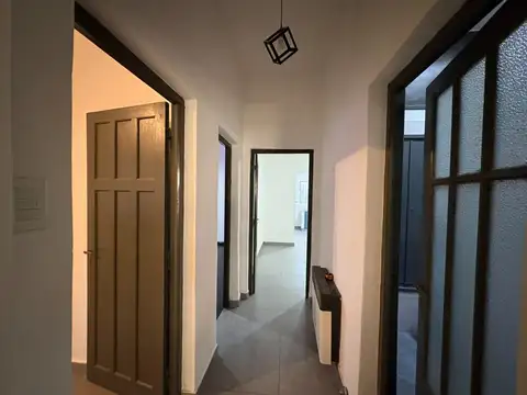 Casa en venta, casco céntrico, con patio.