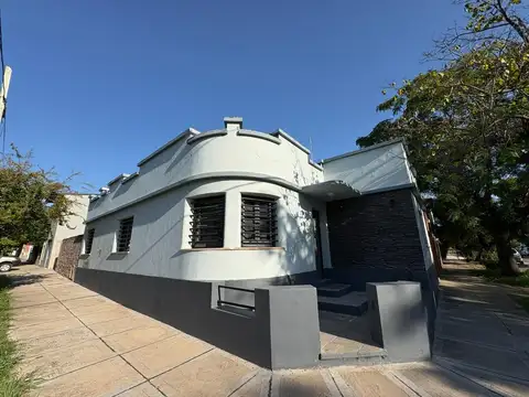 Casa en venta, casco céntrico, con patio.
