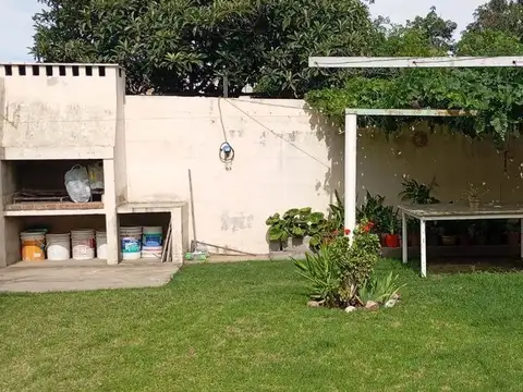Casa 6 ambientes con 2 baños