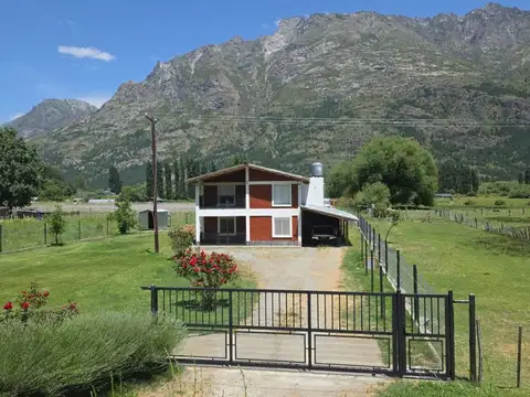 CASA EN EL HOYO ( 5 DORMITORIOS Y AMPLIO JARDIN)