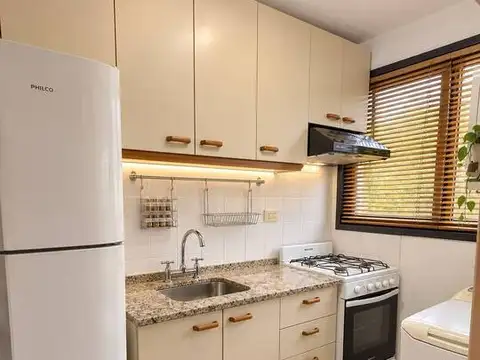 Departamento de un dormitorio y media con dos balcones en pleno centro