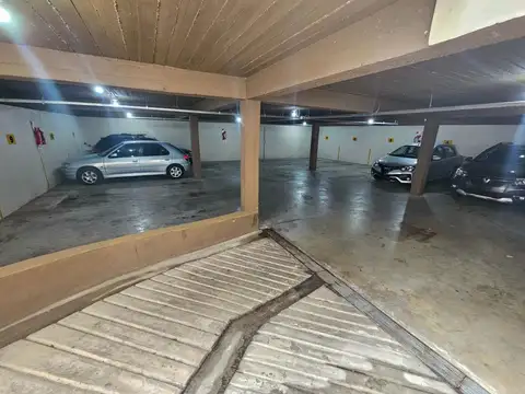 COCHERA EN VILLA BALLESTER CENTRO CUBIERTA CON PORTON AUTOM