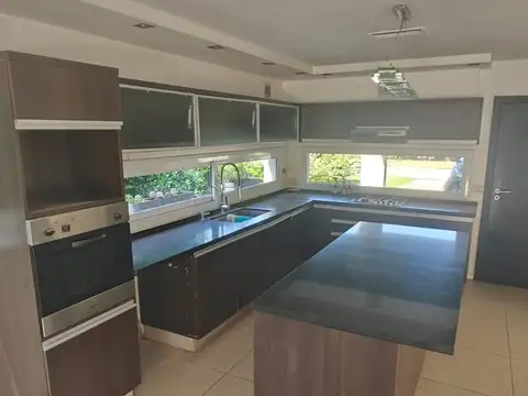 Casa 4 ambientes con 3 baños