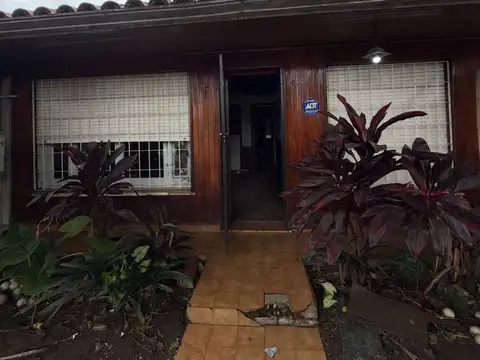 Casa tres ambientes con patio