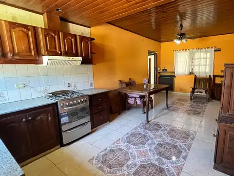 Casa 7 ambientes con 2 baños