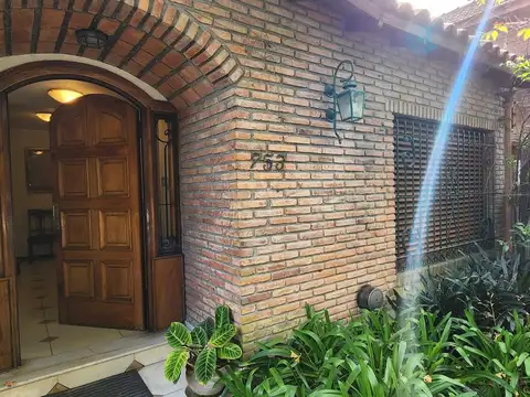 Casa 5 ambientes con 3 baños