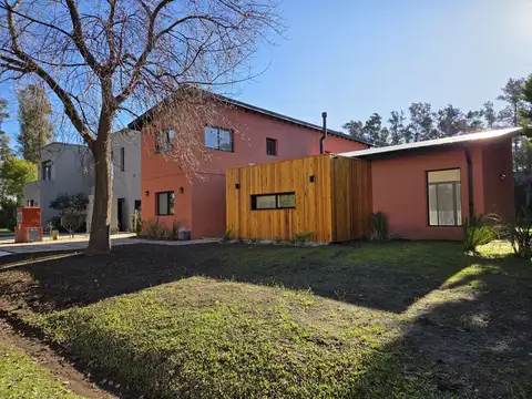 Casa 5 ambiente con Escritorio Galeria Parrilla Parque en Pilar en el Club de Campo La Peregrina