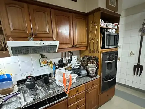 Florida Excelente casa de 6 ambientes en 2 plantas c/quincho, pileta, sauna y gran jardín y depend.