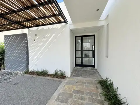 Casa 4 ambientes con 2 baños