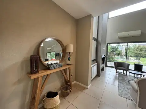 Casa en Alquiler con 2 cocheras