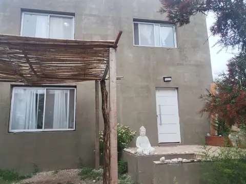 Casa 6 ambientes con 2 baños