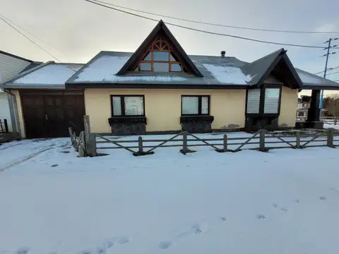 Casa 7 ambientes con 2 baños