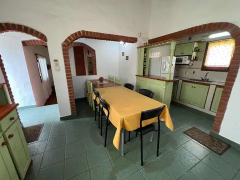 Casa 4 ambientes con 2 baños