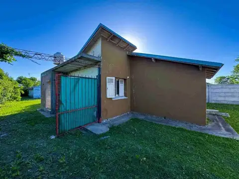 CASA EN VENTA BERISSO A RECICLAR CON PARQUE