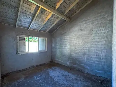 CASA EN VENTA BERISSO A RECICLAR CON PARQUE