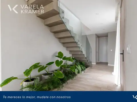 Casa en Venta con 2 cocheras