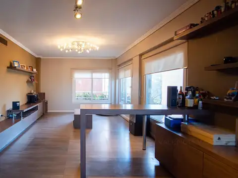 Venta departamento 4 ambientes con dependencia, doble cochera, balcón y baulera en Ramos Mejía.