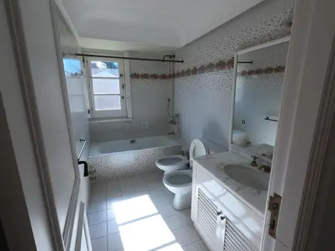 CASA A LA VENTA EN MARTINEZ DE 4 DORMITORIOS - AV LIBERTADOR AL RIO - VIEYES 1200