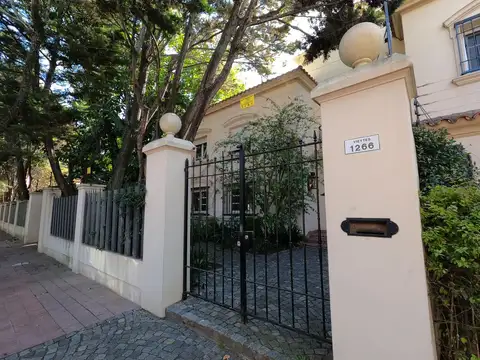 Casa 8 ambientes con 4 baños