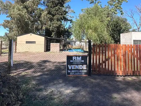 Casa quinta con pileta en barrio fuera del casco urbano