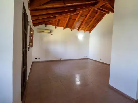 Casa 5 ambientes con 1 baño