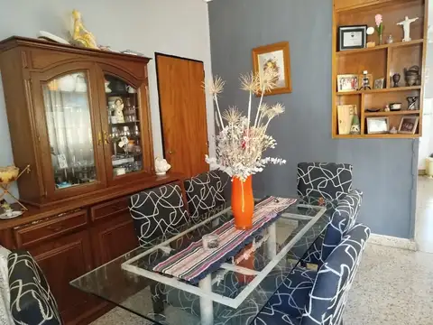 CASA TRES DORMITORIOS,  GRAN PATIO VERDE.