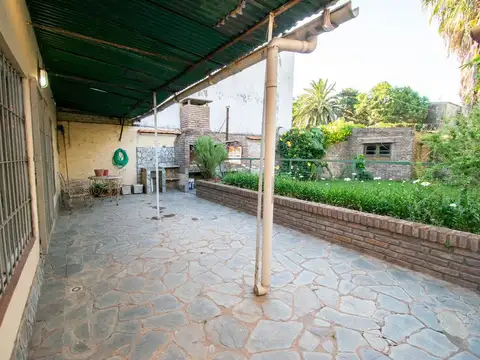 CASA TRES DORMITORIOS,  GRAN PATIO VERDE.