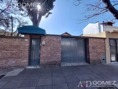 CASA SOBRE LOTE 7.50 X 50 - EXCELENTE UBICACION