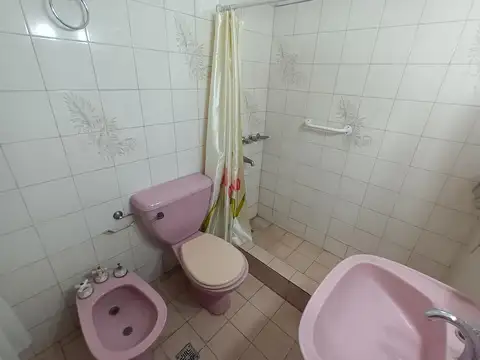 Casa en Luis Guillon- 4 ambientes- 2 baños  - Parque - Cocheras- Escritorio - Cocina - APTO CREDITO