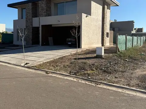 Casa en Venta con 3 cocheras