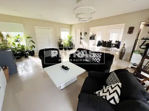 Casa 5 ambientes con 4 baños
