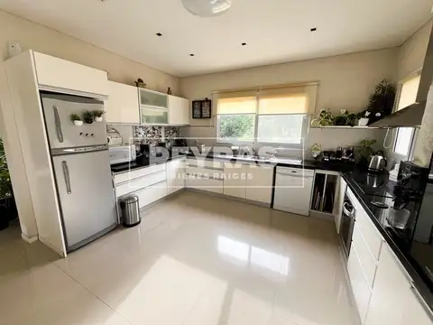 Gran Casa con Quincho, Parrilla y Pileta en Chacras de Uribelarrea – Cañuelas