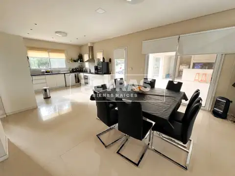 Casa en Venta con 4 cocheras
