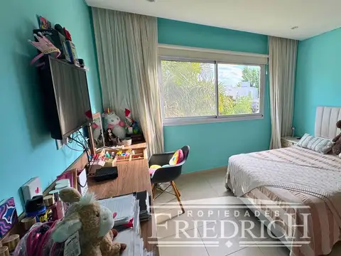 Casa en Venta con 3 cocheras