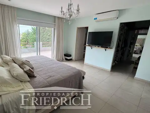 Casa 5 ambientes con 3 baños