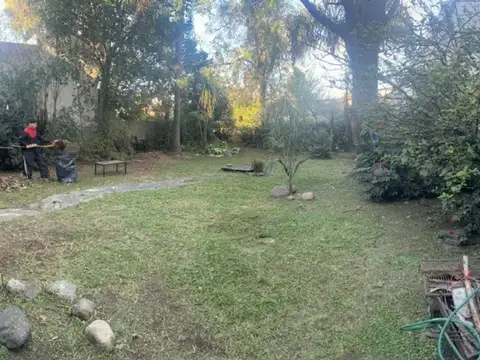 CASA SOBRE UN LOTE DE 15 X37 Y DESARROLLADA EN 2 PLANTAS