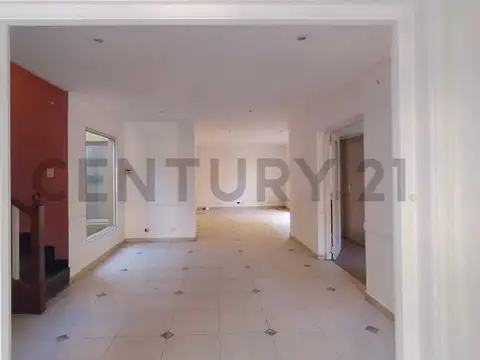 VENTA CASA 4 AMB A ESTRENAR! C/ COCHERA QUINCHO Y PARRILLA EN CASTELAR SUR