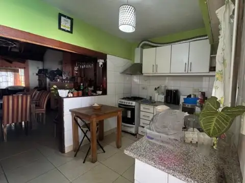 Casa 4 ambientes con 2 baños