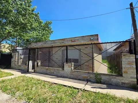 CASA 3 AMBIENTES EN VENTA, DERQUI, JARDIN