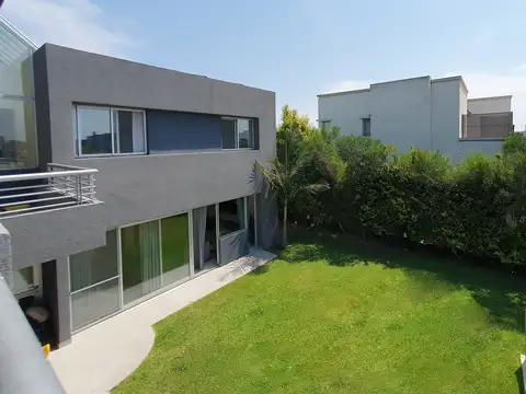 Casa 6 ambientes con 4 baños