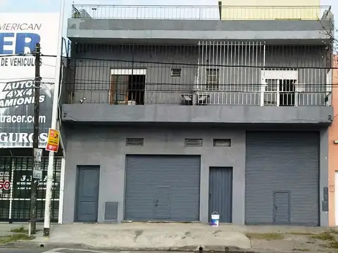 Depto 2 amb en planta alta con patio propio - A mts del Metrobus