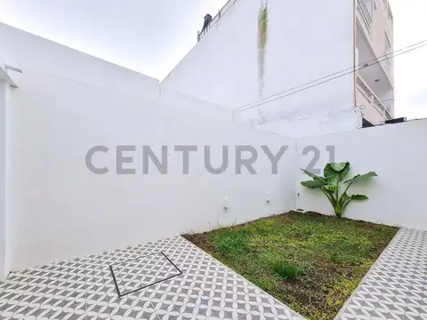 Departamento de 2 dormitorios con patio en venta en La Plata