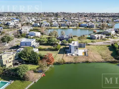 Casa en venta sobre lote a la laguna Barrio Norte El Canton, Escobar